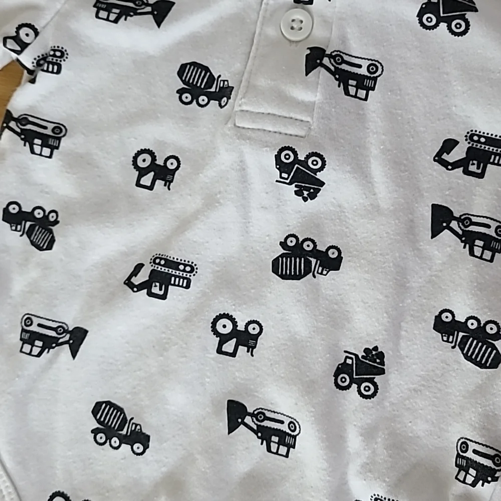 (2) Sleeper and bodysuit 3-6m